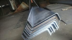 Z-подібний гнутий профіль 76х60х4 мм. сталевий рівнополичний
