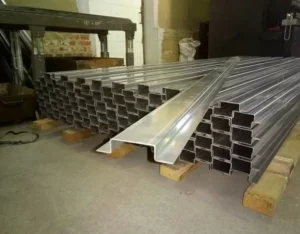 Гнутий коритний профіль 80х60х54х4 мм. рівнополочний