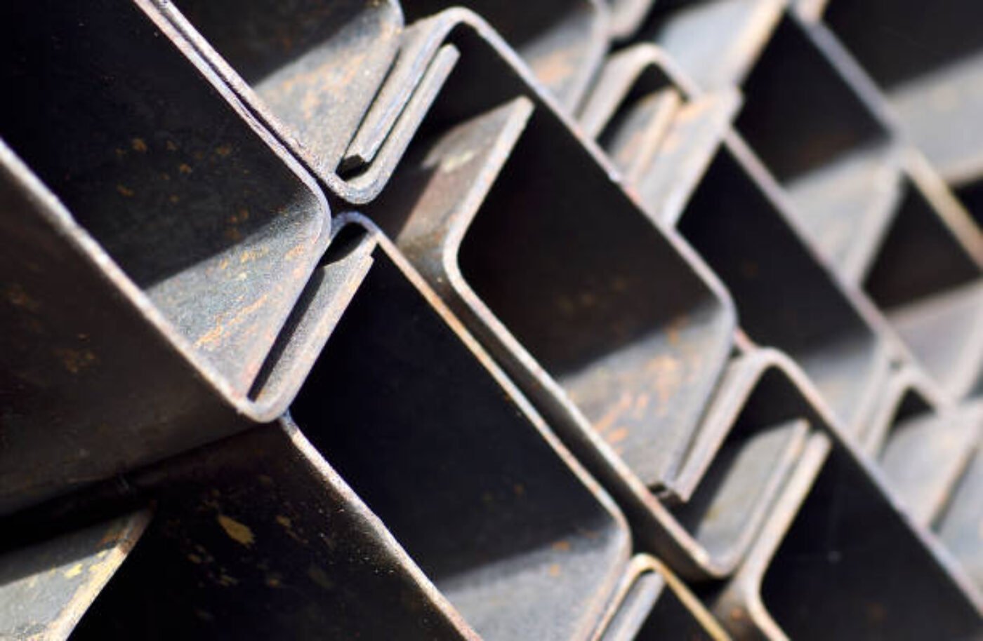 Корытный профиль vs швеллер: что лучше для вашей задачи